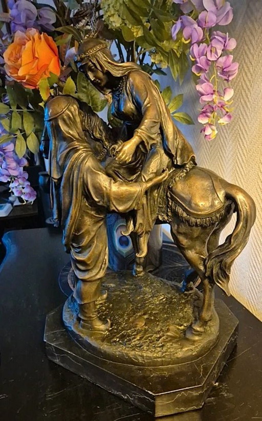 Estatua de bronce de una pareja beduina a caballo