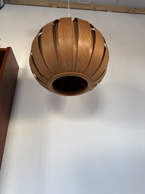 Image 1 of Lampada a sospensione vintage in legno a doghe anni '60