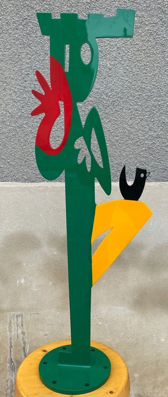 Image 1 of Lili Come La Escapada del Juego de Ajedrez Escultura en acero Pintura automotriz 2025 90 x 30 x 30 9 kgs Firma en acero 1900 e