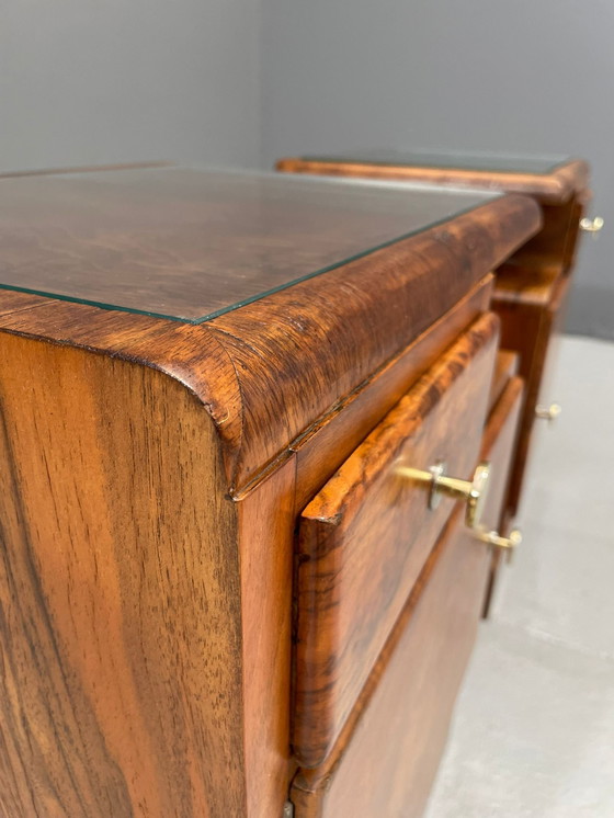 Image 1 of Tables de chevet Art Déco rénovées des années 1930 - Paire de tables de nuit tchécoslovaques en placage de noyer