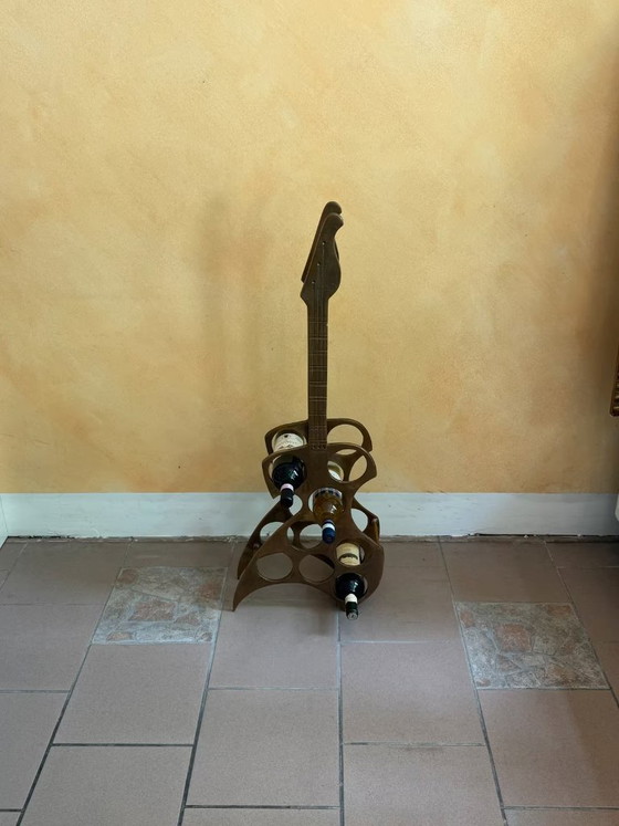 Image 1 of Esclusivo supporto per vino a forma di chitarra in ottone