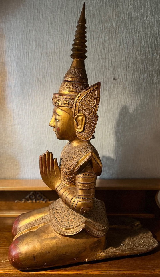 Image 1 of Statuette de gardien Thepphanom thaïlandais – Bois doré à décor rouge – Origine : Temple – Thaïlande centrale – vers 1960-1980