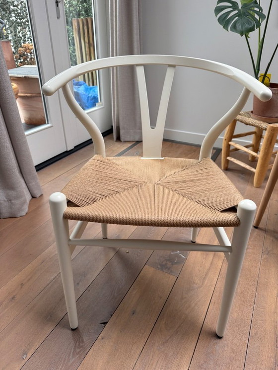 Image 1 of 4 Wishbone chairs (Carl Hansen) 2x white, 2x natural oiled beech