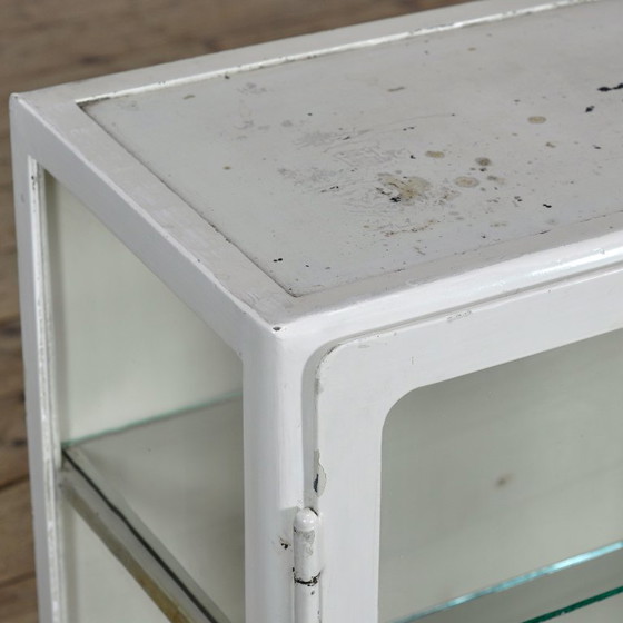 Metalen vitrinekast, circa 1930, Vitrinekasten, Metaal, Glas, Wit, Vintage (foto 5 van 12)