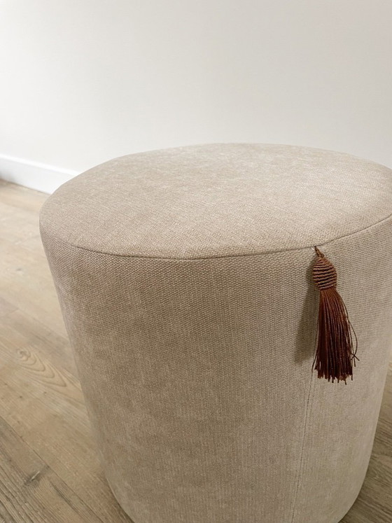 Image 1 of Puf beige | hecho a mano con detalle de borla