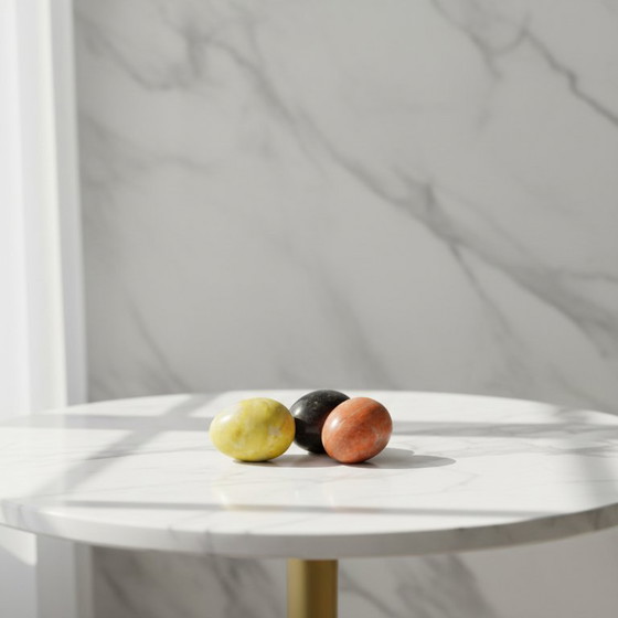 Image 1 of Ensemble de trois œufs anciens en marbre