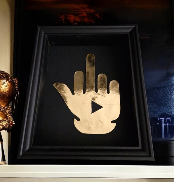 Image 1 of Premio YouTube per il dito medio in oro 23kt con cornice