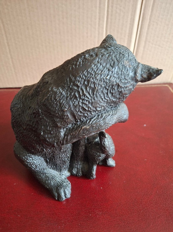 Image 1 of Escultura de bronce de un gatito jugando con la cola de un gato.