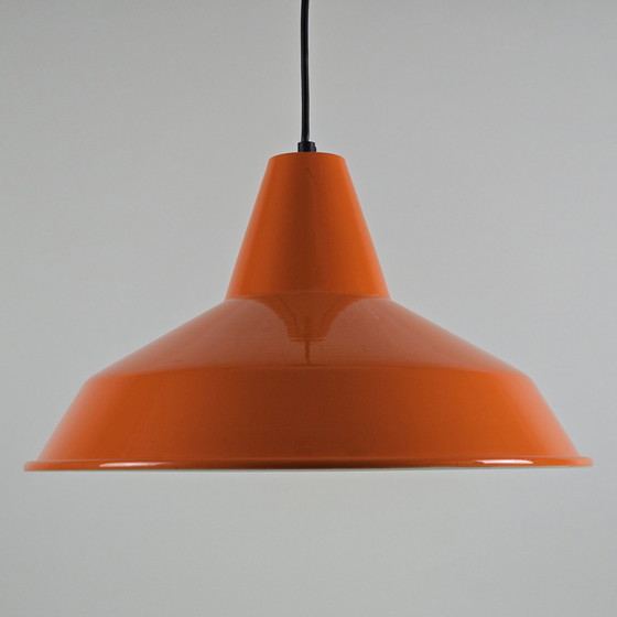 Image 1 of Lampe pendante d'atelier en métal orange industrielle des années 1970.