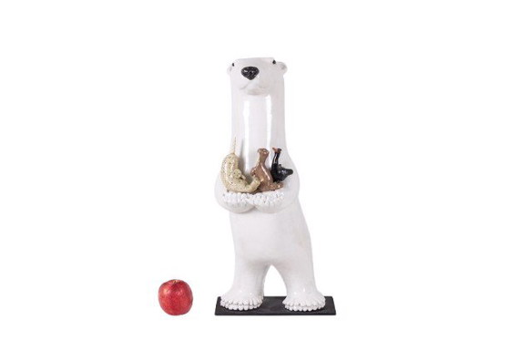 Image 1 of Valérie Courtet. Oso presentando tres animales. Contemporáneo.