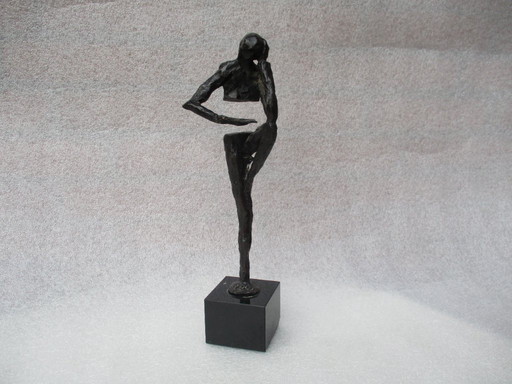 Scultura in bronzo di Klaas van den Berg: la vita impara.