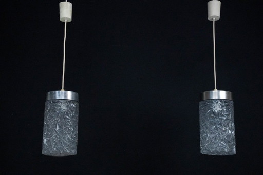 Een paar Italiaanse hanglampen van glas en gepolijst aluminium, jaren 70.