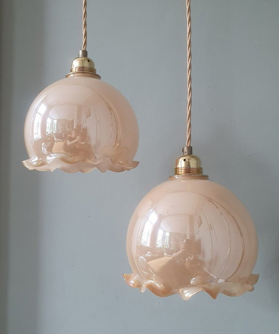 Image 1 of Ensemble vintage de lampes suspendues en opaline en forme de gobelet avec un éclat nacré.