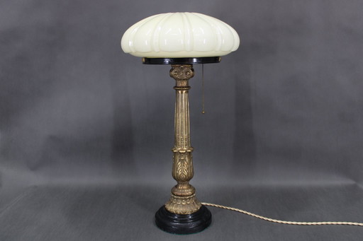    	 Lampe de table en laiton restaurée des années 1940 avec base en bois et abat-jour en verre