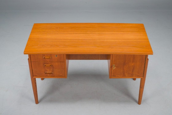 Image 1 of Kleiner dänischer Teakholz-Schreibtisch, Mid Century, 1970er Jahre