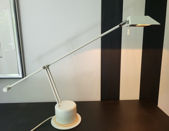 Image 1 of Lampe de table massive en métal blanc, de style post-moderne, datant des années 1980.