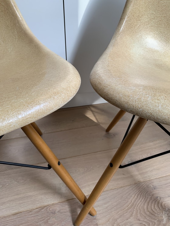 Image 1 of 2 sedie laterali vintage Eames Miller DSW in fibra di vetro color ocra chiaro