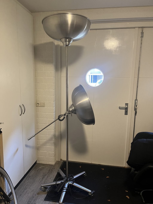 Standing industrial lamp