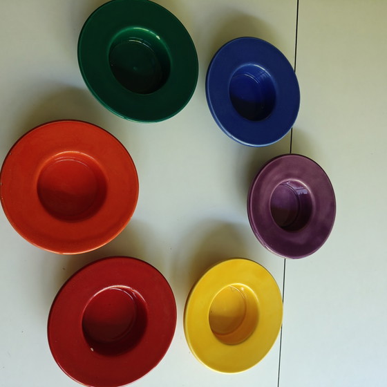 Image 1 of Juego de 6 coloridos cuencos de cerámica esmaltada con un vibrante estilo posmoderno/Memphis de los años 80.