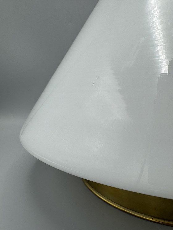 Image 1 of Plafonnier avec abat-jour conique en verre et monture en laiton