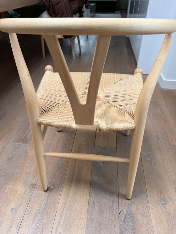 Image 1 of 4 Wishbone chairs (Carl Hansen) 2x white, 2x natural oiled beech