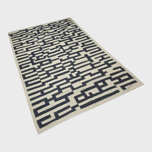 Handgeweven wollen wandtapijt | Op-art in de stijl van Victor Vasarely, zwart-wit geometrisch (118 × 81 inch) (photo 2 of 9)
