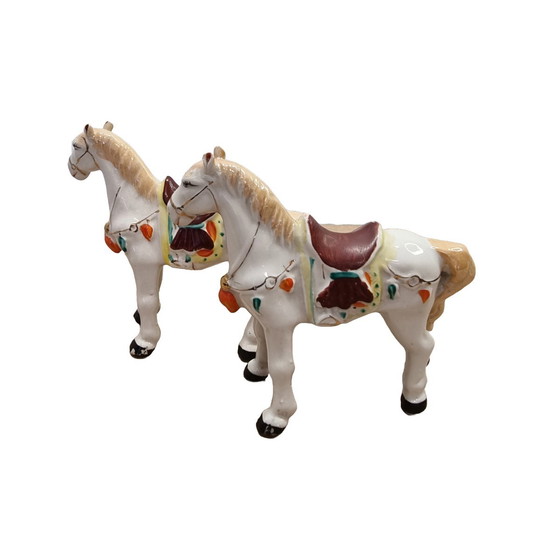 Image 1 of 2 chevaux en porcelaine peints à la main 1980