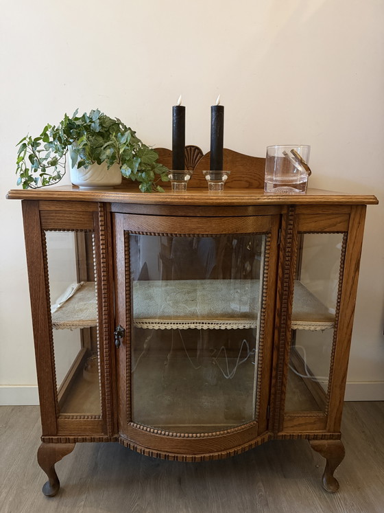 Image 1 of Antiek vitrinekastje met gebogen glas