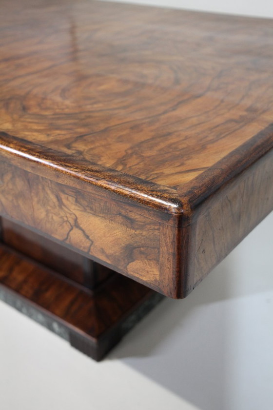 Image 1 of Art-déco-Esstisch aus Nussbaummaserholz mit Marmordetails