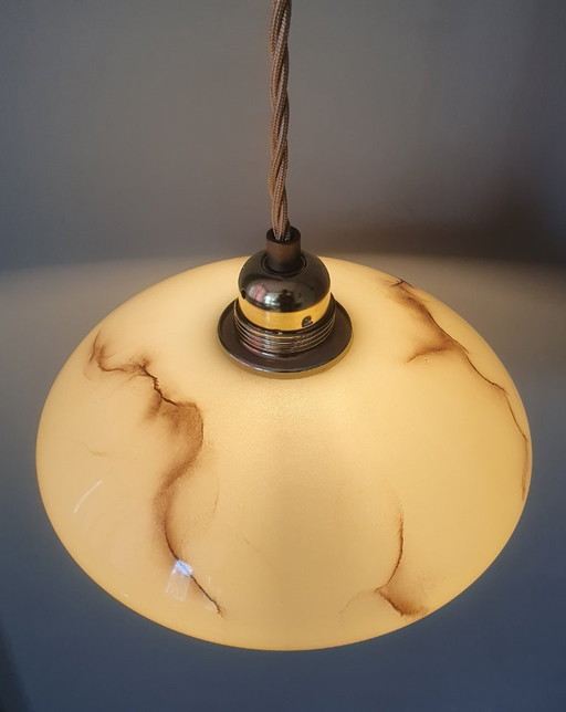 Lámpara colgante vintage de cristal opalino con efecto mármol, estilo Art Déco.