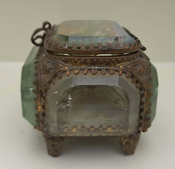 Image 1 of Joyero francés antiguo – Cristal facetado y latón (c. 1900)