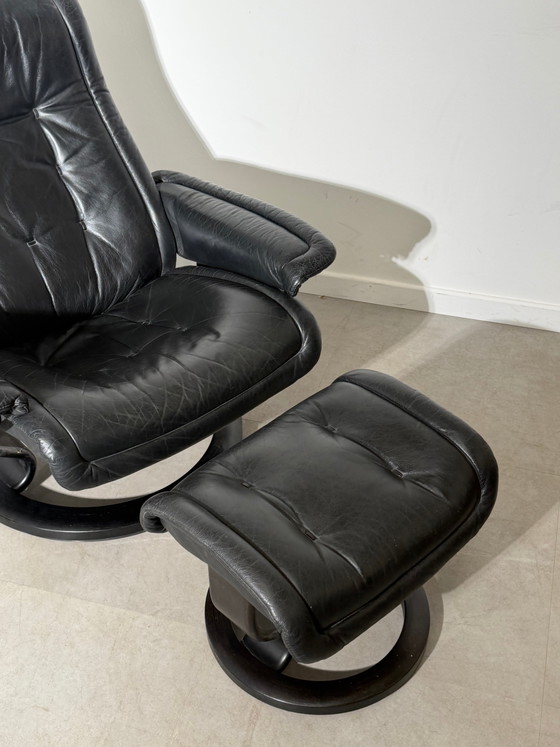 Poltrona relax nera Stressless con poggiapiedi – Poltrone relax (photo 5 of 7)