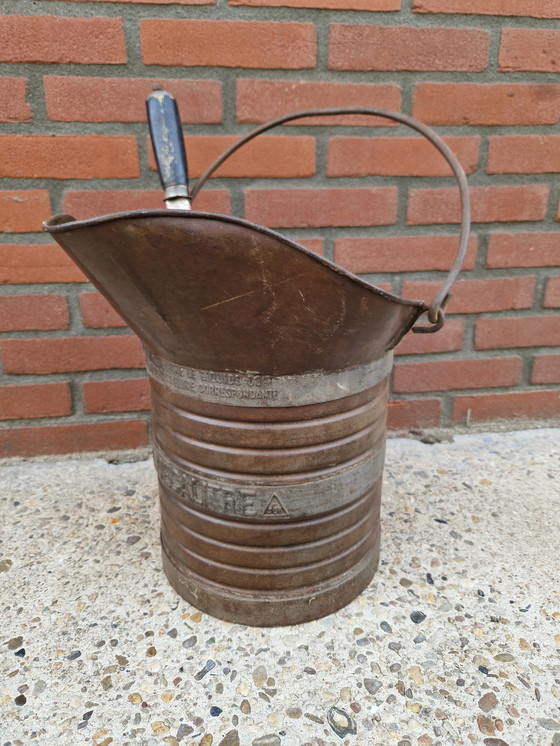 Image 1 of Antieke emmer met groot mes