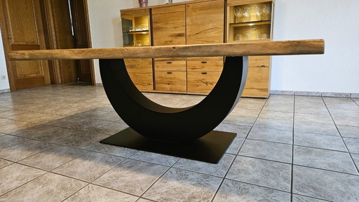 Unieke massief eikenhouten eettafel – 6,5 cm dikke, uit één stuk vervaardigde plaat – handgemaakt ontwerp