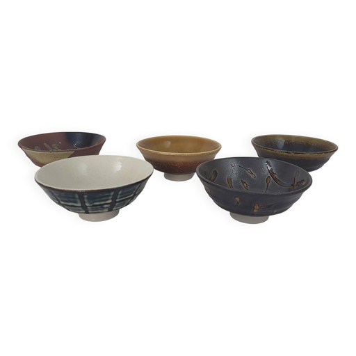 5 stoneware bowls on heels