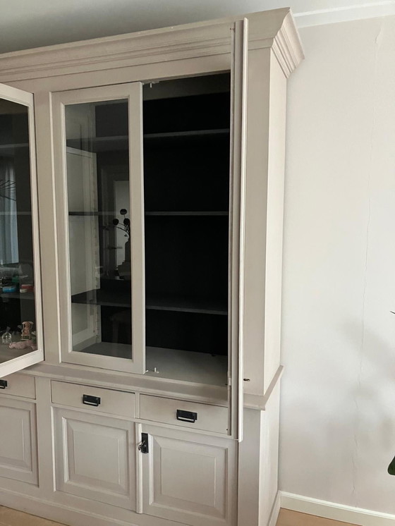 Image 1 of Keyser & Co wandkast 220h x 230b – kleur Truffel (15), binnenzijde Zwart (99), met lichtgrijze was 