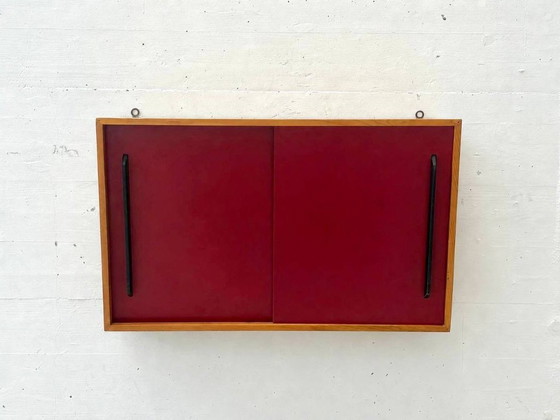Armario de pared de mediados de siglo con puertas correderas rojas, década de 1960. – Armarios de pared, Wood (photo 8 of 10)