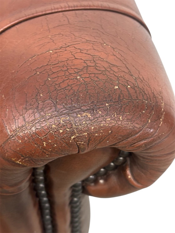 Fauteuil anglais en cuir fait main “Victoria” style Chesterfield, Métal, Marron (photo 9 sur 15)