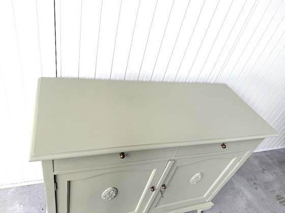 Buffet bas français vintage en vert sauge grisé – Wood (photo 5 of 10)