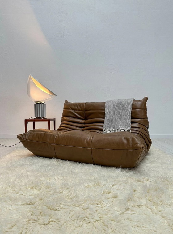 Image 1 of Canapé 2 places Togo Ligne Roset Original Vintage, signé Michel Ducaroy, en cuir marron