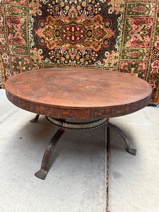 Tavolino da caffè vintage in rame spagnolo, unico nel suo genere, fatto a mano con rilievi e base in ferro battuto