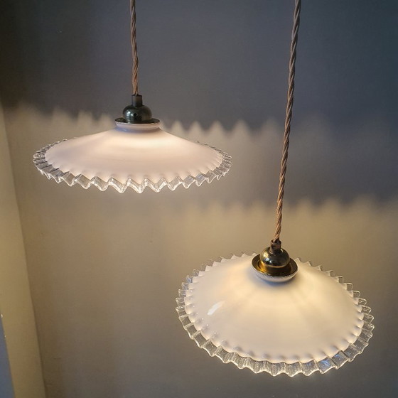 Image 1 of Set di 2 lampade a sospensione francesi in vetro opalino degli anni '30. Modello Piecrust.
