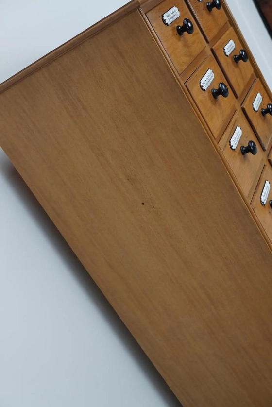 Image 1 of Botiquín alemán antiguo de roble con placas esmaltadas, años 40