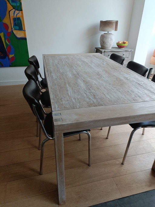 Table de salle à manger en bois massif.