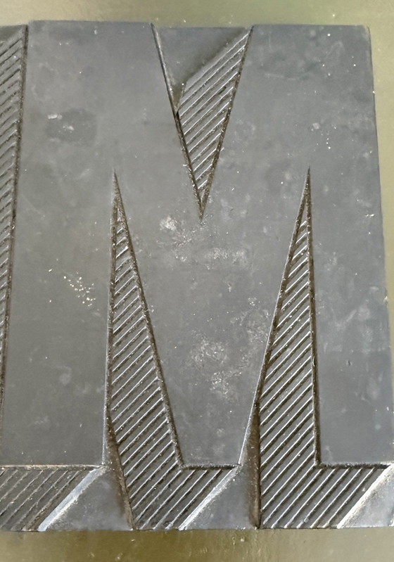 Image 1 of Antiker Briefbeschwerer-Stempel M Memphis Loft Typografisches Design