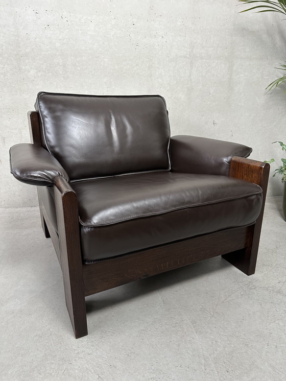 Image 1 of Vintage Leolux bruinkleurige lederen/eiken ‘Lounge chair and ottoman’ van Harry de Groot - 1970