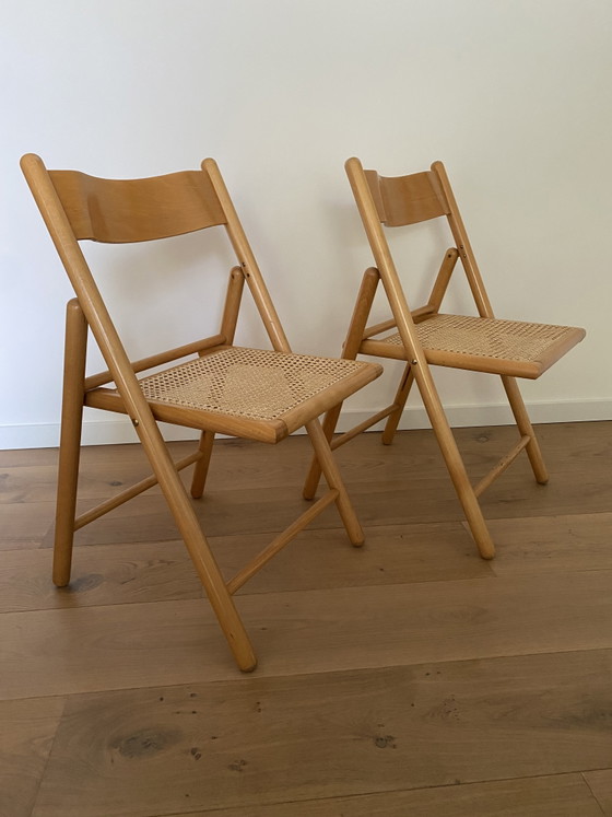 Lot de 2 chaises Habitat vintage - Chaises pliantes - Bois de hêtre et sangles en rotin - Années 70/80 (photo 2 of 13)
