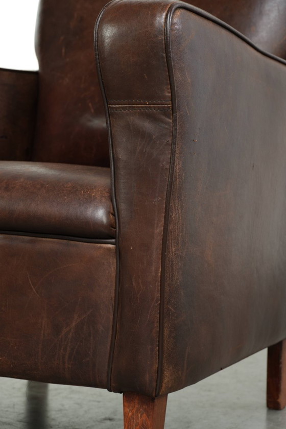Stoere vintage schapenleren armchair met een mooi patina en een tijdloos Engels design in een subtiel (photo 12 of 12)