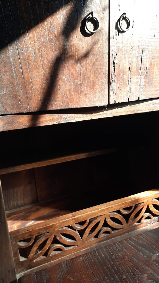 Image 1 of Raro armario de granja holandés de castaño de los siglos XVI/XVII con mesa plegable.
