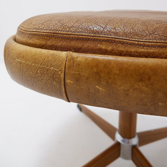 Image 1 of Poggiapiedi girevole in pelle marrone con base in metallo - De Sede, Svizzera.